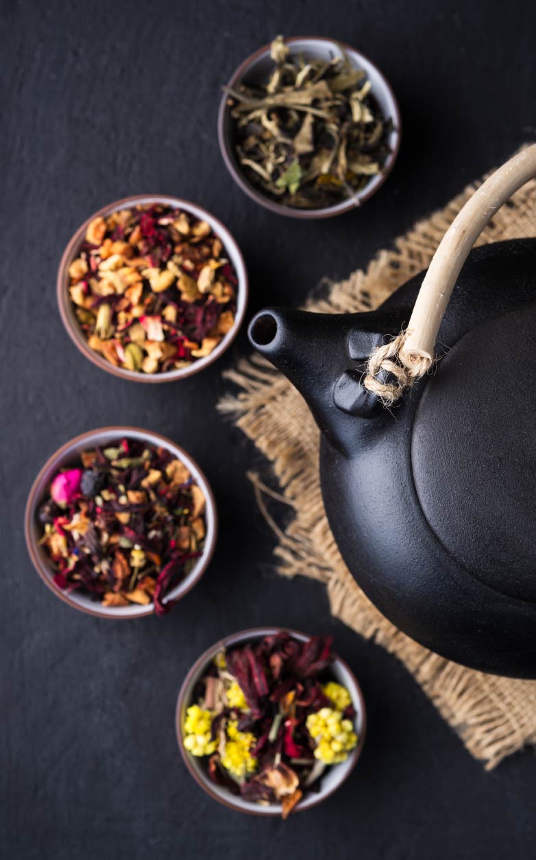 Tetera y tazas de té sobre fondo oscuro